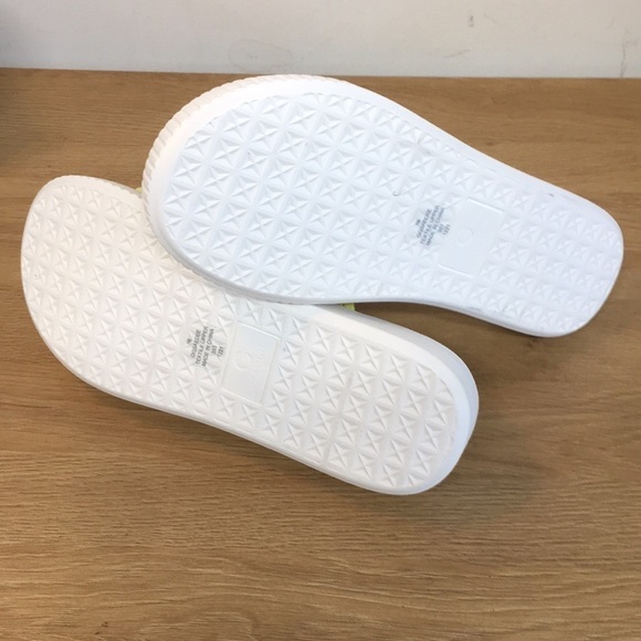 New WB Woman’s GBG Sadee Sandals - Picture 6 of 7